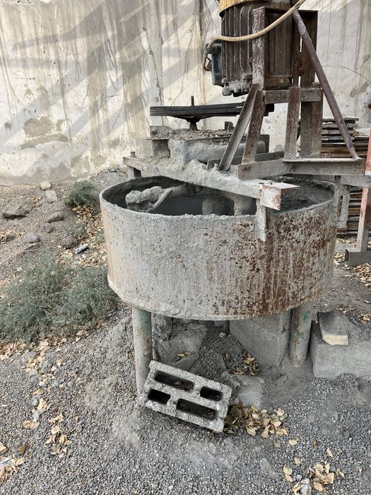 Shlakablok aparadlari sotiladi