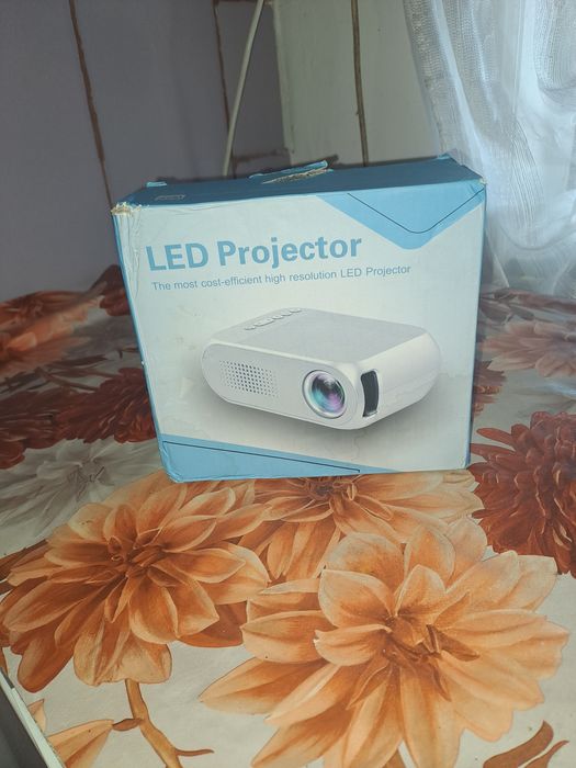 Vând proiector în cutie