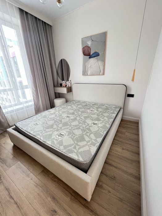 Двуспальная кровать с матрасом 160×200