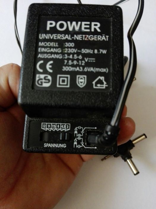 Convertor universal AC DC adaptor cu conectori multiplii