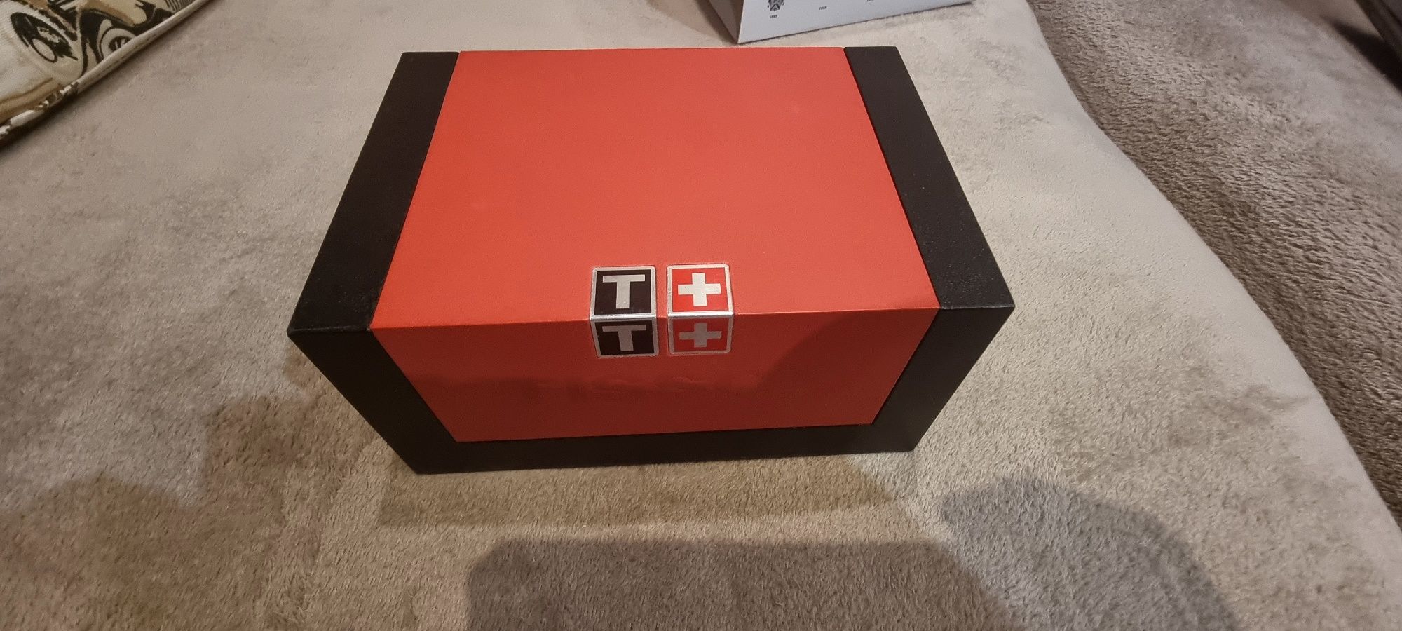 ЧАСОВНИК TISSOT Изполван много малко само по поводи!