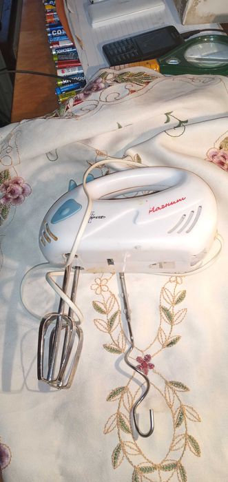 Продам электрический миксир и акссуары   2000 тенге.