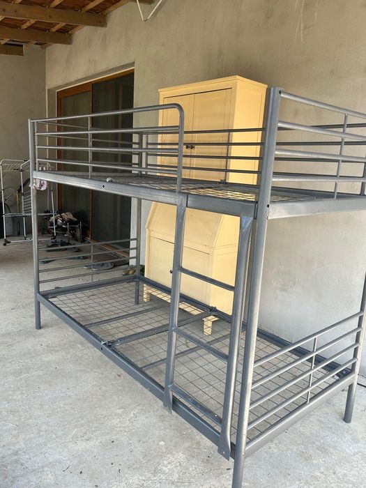 Vând pat dublu de metal ikea