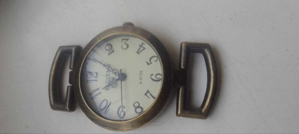 Стильные часы elevens