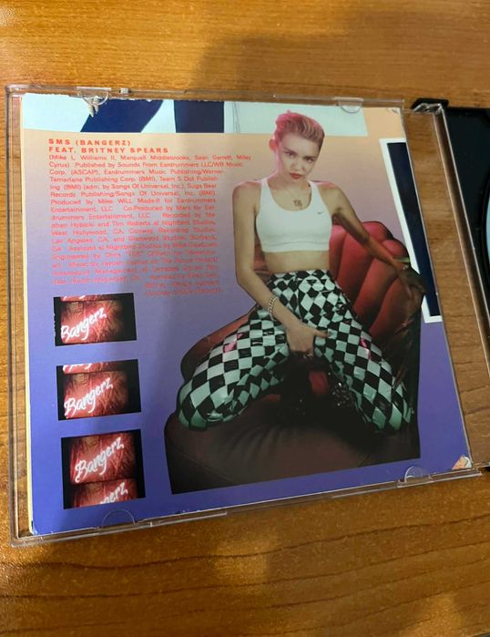 Нов CD диск- албума на Miley Cyrus Bangerz