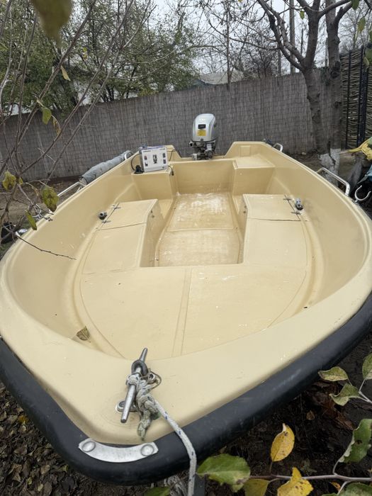 Barca cu motor si peridoc