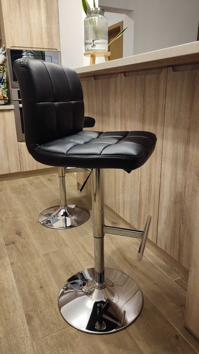 Vand 2 scaune de bar rotative, reglabile pe inaltime