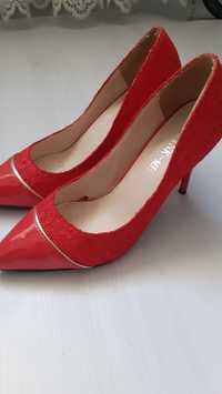 Pantofi rosii stileto