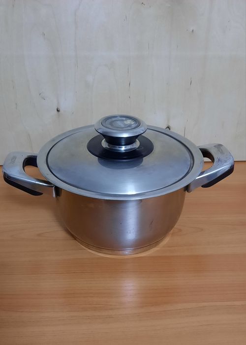 Кастрюля VINZER с крышкой. Б/у. Диаметр 21 см. Обьём 2,5 л.