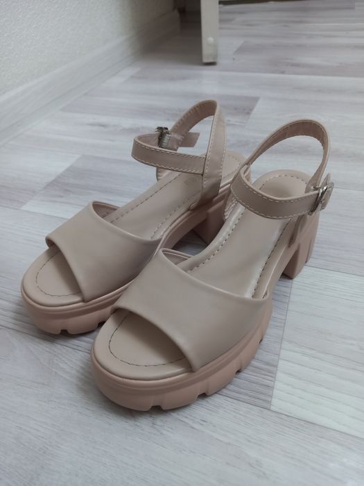 Басаношки бежевого чета