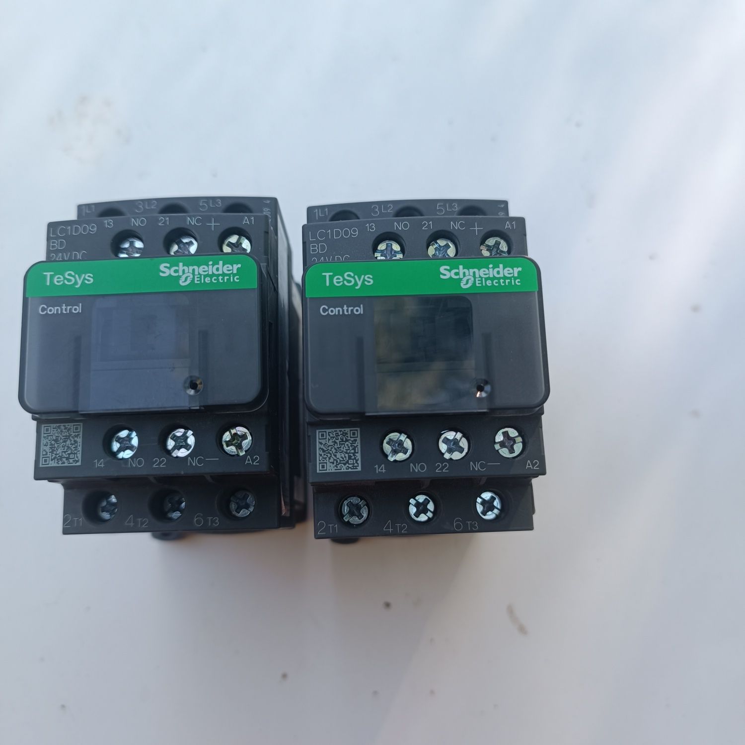 контактор Schneider 24 v/dc бобина