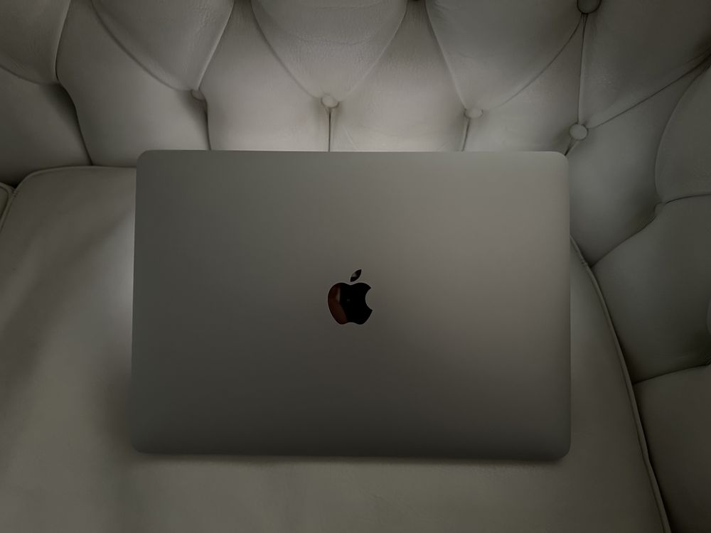  MacBook Pro 13 inch M2**256 SSD**2022