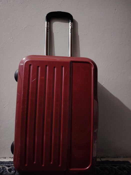 Troler vișiniu spațios