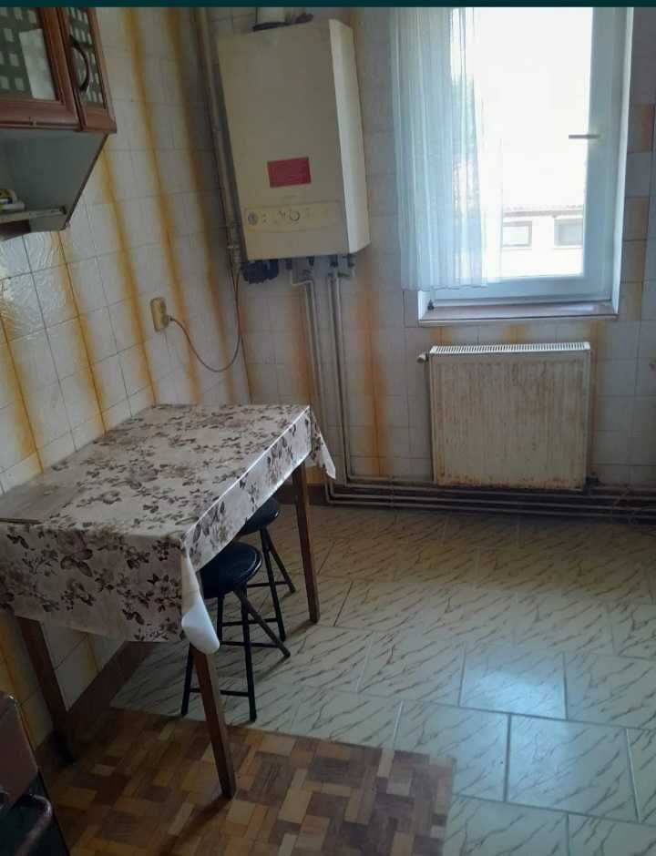 Inchiriez apartament, 2 camere, semidecomandat, etaj 3