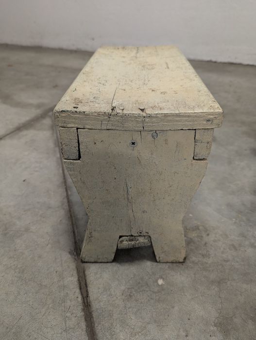 Старо дървено столче