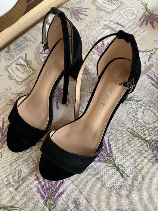 Vand pantofi negri cu toc