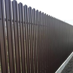 garduri tip jaluzea șipcă metalică si porti din fer forjat