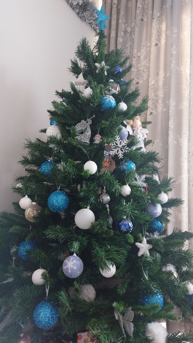 Brad artificial pentru Crăciun fara ornamente