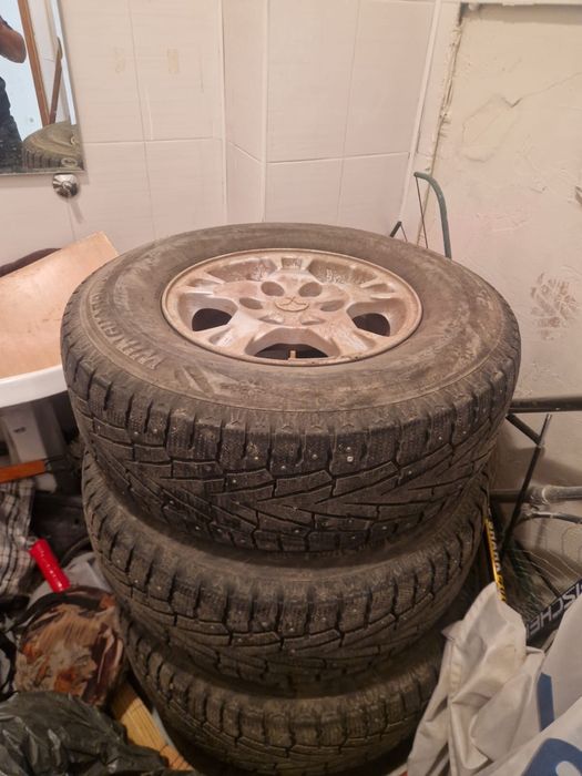 Продам зимние шипованные шины с дисками