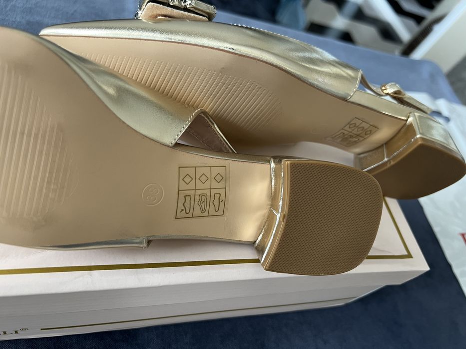 Продавам дамски обувки Botinelli gold color, 38 номер