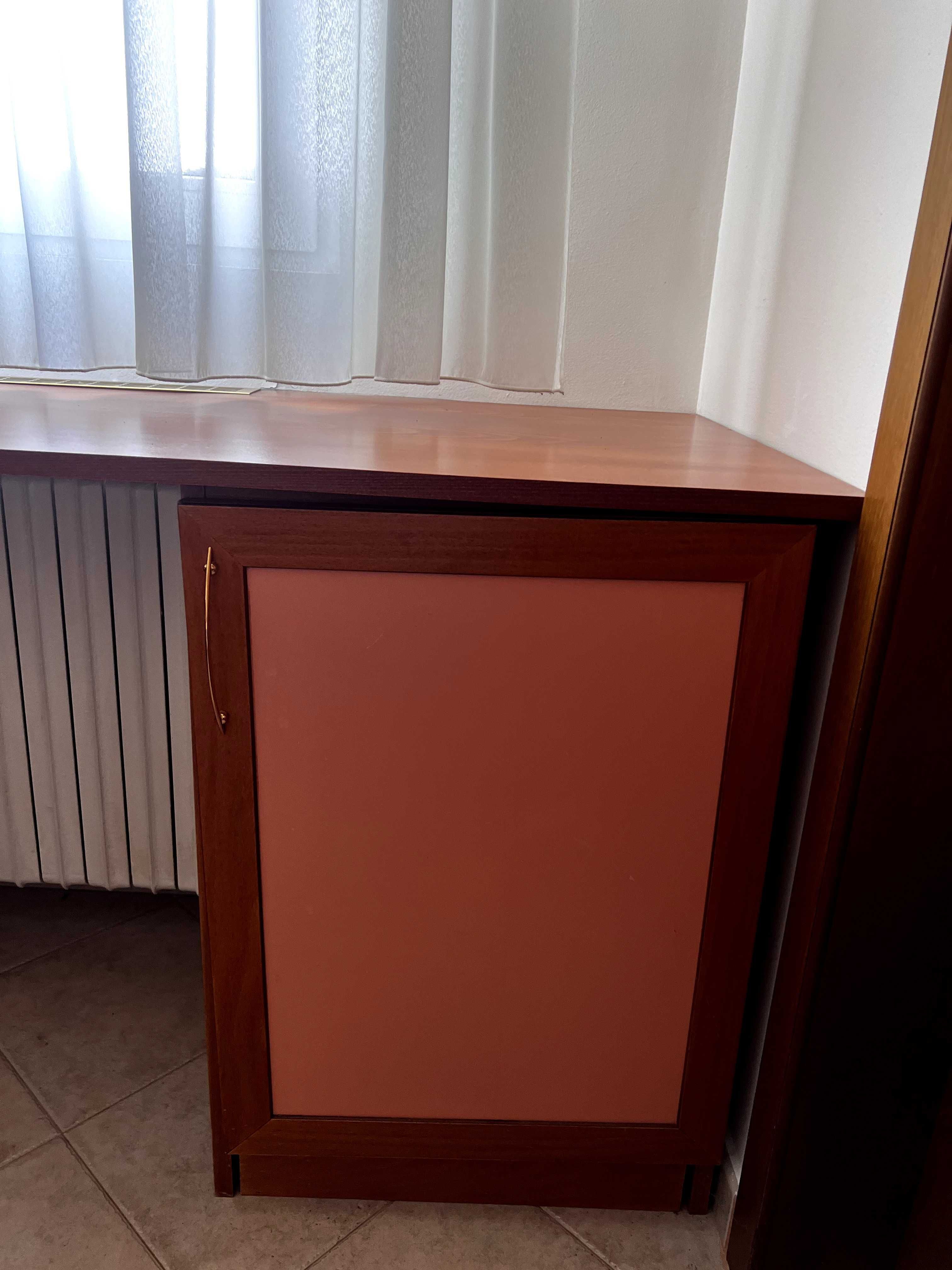 Ъглово бюро от МДФ с естествен фурнир и подвижен допълнителен модул