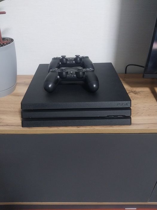 Продам Play Station 4 pro, 1 tb памяти (прошитая)