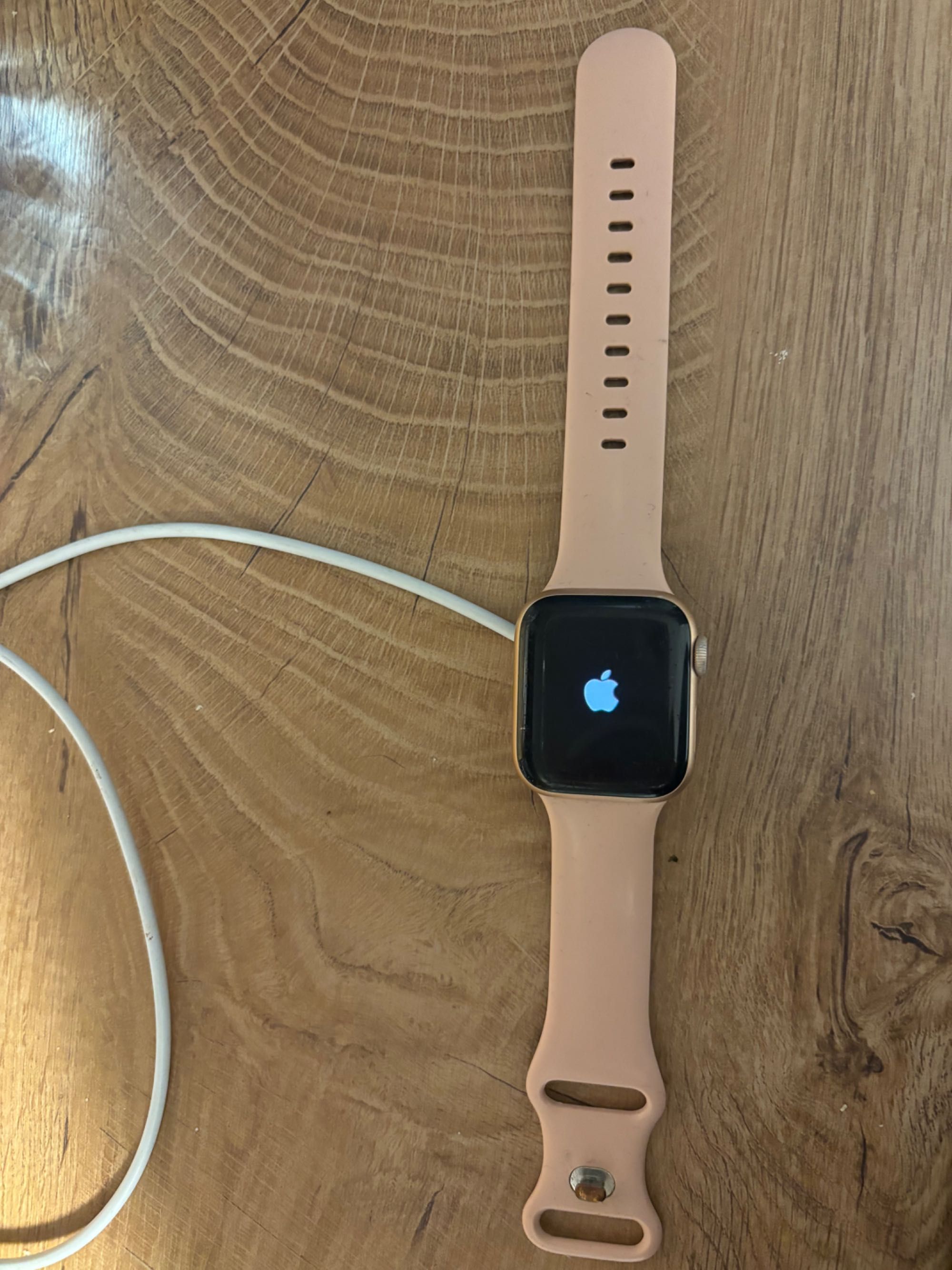 Смарт часовник Apple Watch 6, 40 mm, 92% батерия + допълнителни каишки