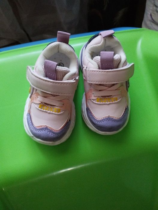 Кроссовки на девочку