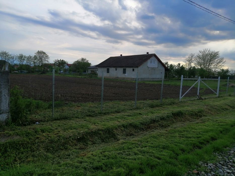 Teren intravilan 1.900 mp (19 ari), front 24 m, utilități la stradă