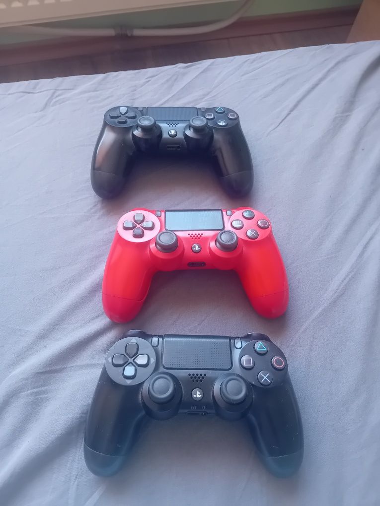 Джойстици за ps4 всички общо струват 70лв. Един е 25лв