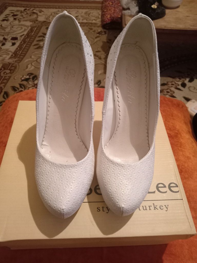 Ayollar tuflisi vecherniy