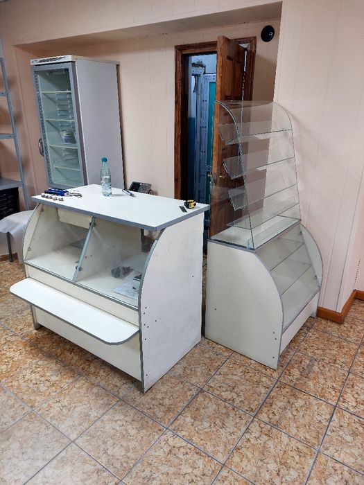 Продам стол и витрину в магазин