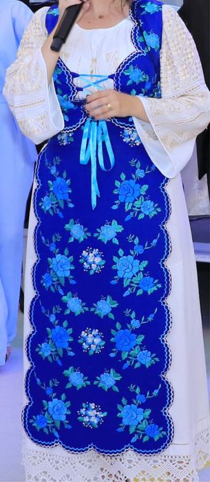 Costum popular stilizat impecabil