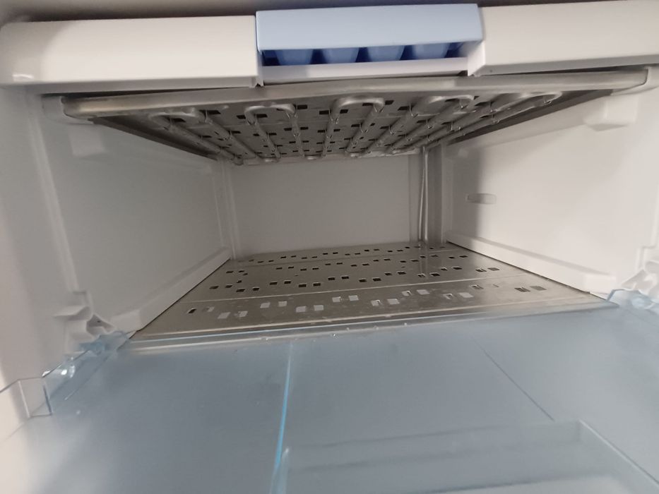 Vând combina frigorifica cu congelator / frigider Arctic K386B.