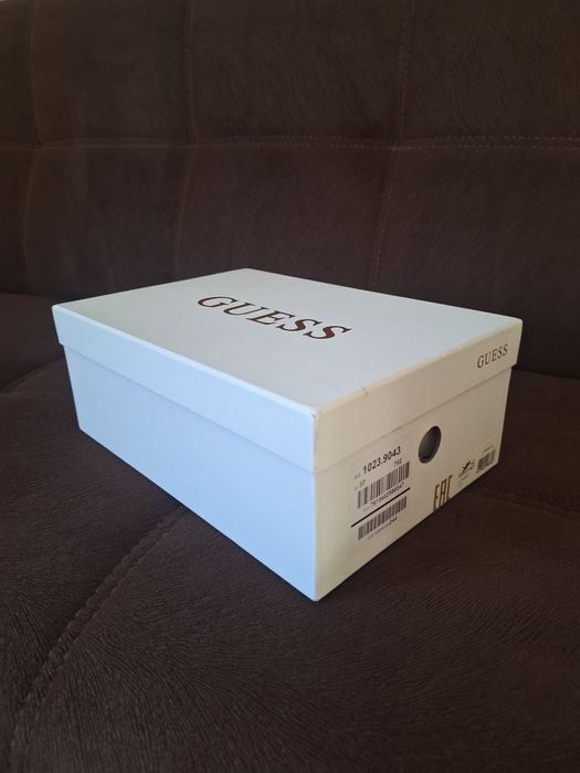 Vând adidasi dama (Guess)