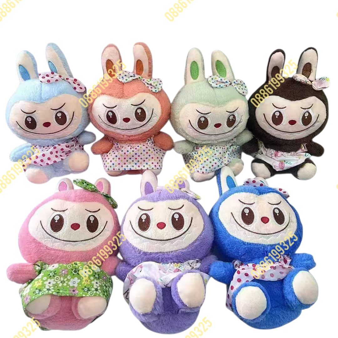 Плюшена играчка Labubu с дрешка и аксесоар – 25см, различни цветове