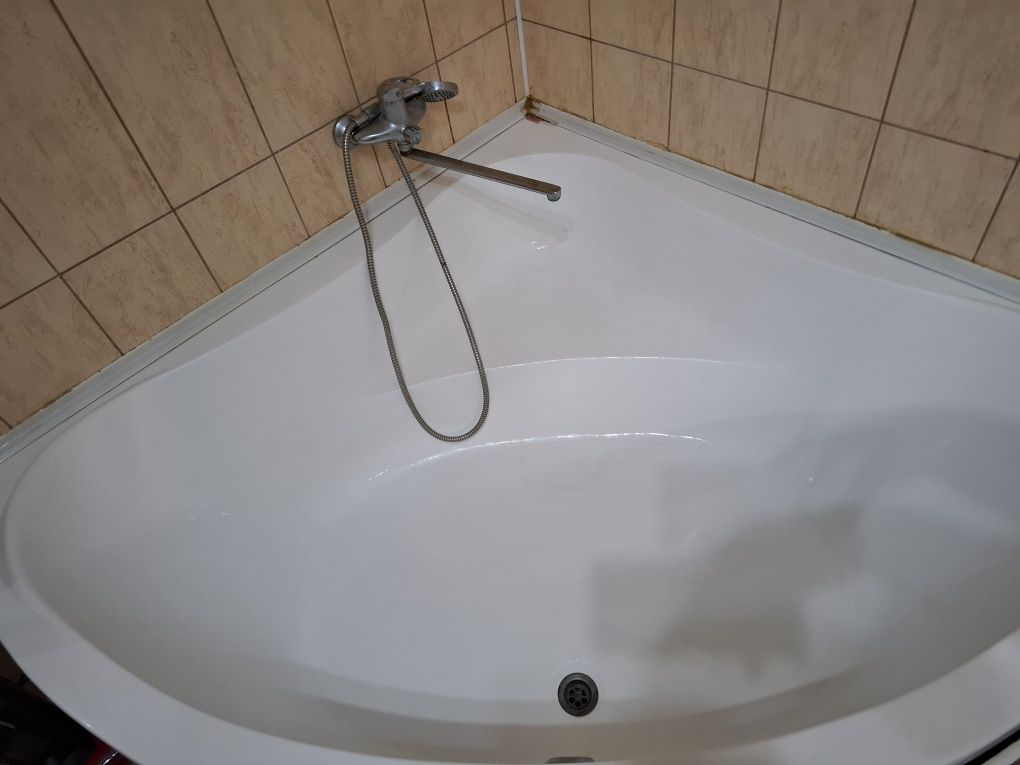 Продам угловую акриловую ванну