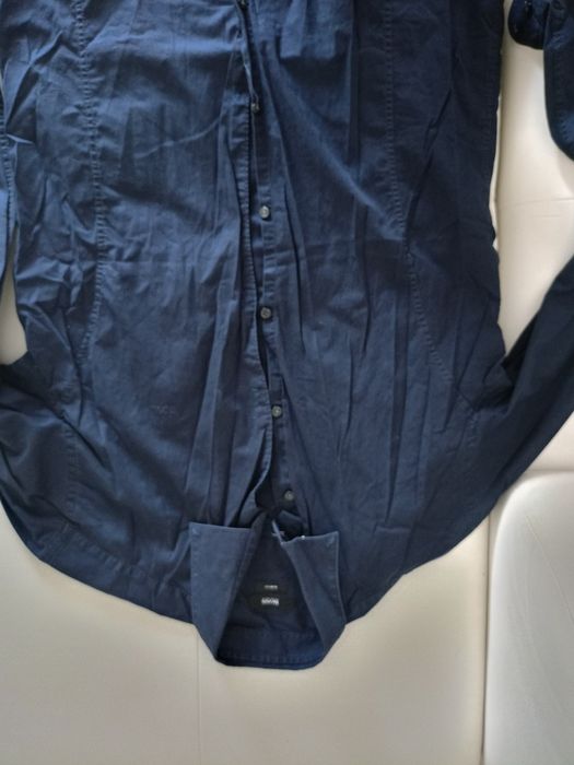 Vând cămașă bărbătească Boss, produs de calitate superioara, originala