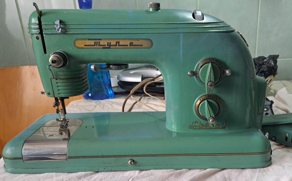 Mașina de cusut vintage Tula URSS electrică