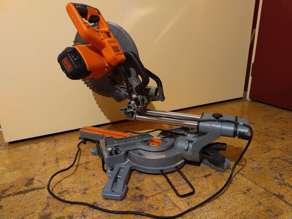 Настолен циркуляр Black&Decker BES710