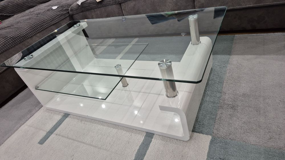 Бяла холна стъклена маса