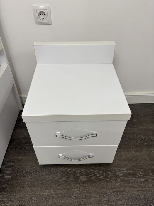 Mobila dormitor completa - pat, noptiere, masa de toaleta si birou