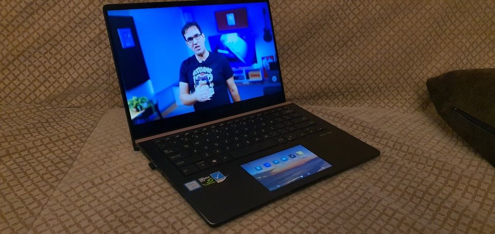 Zenbook pro ux480, i7 gen 8,16gb ram,nvidia 1050 4gb ,win 11 schimb