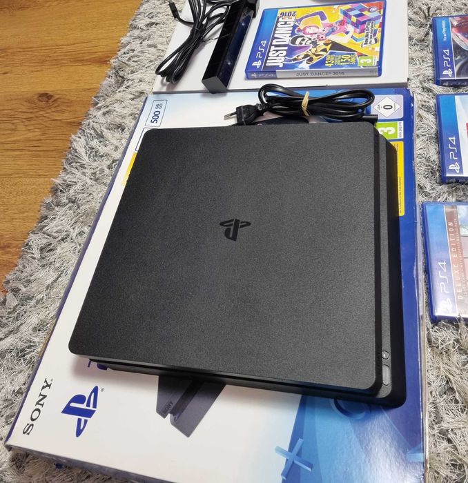 PS4 slim Play Station 500 GB (serie CUH 2216A) + camera Sony V1