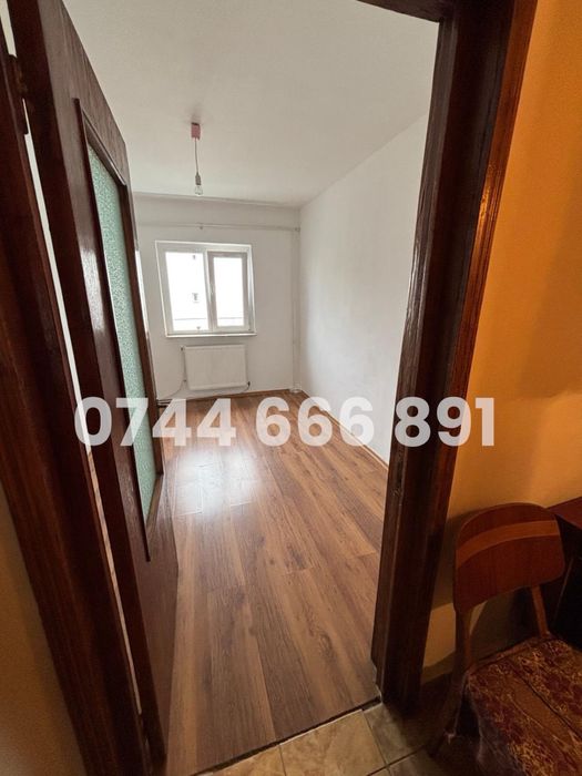 Apartament decomandat 3 camere, etaj 3, strada Maramures