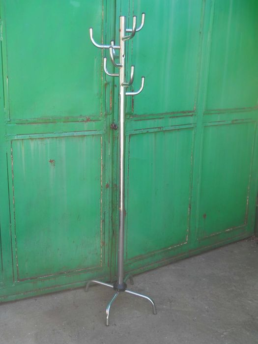 Cuier metalic de podea-necesita reparatii