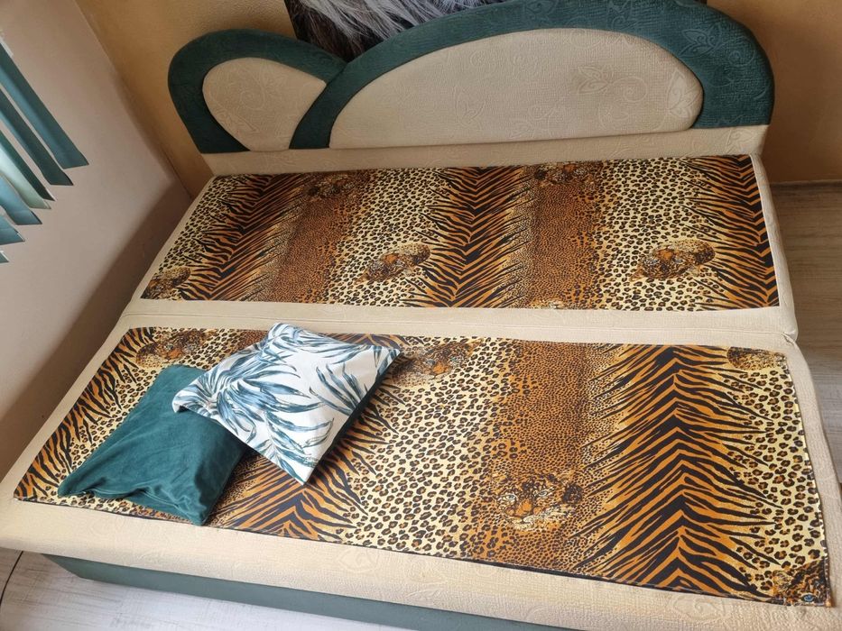 Продава два дивана