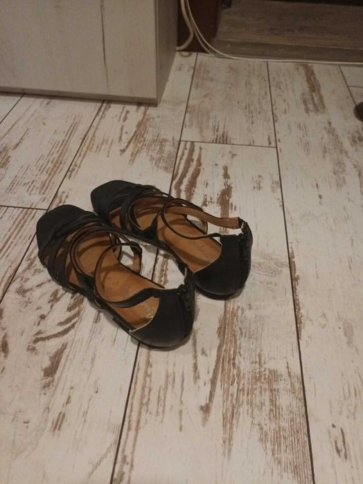 Продавам дамски сандали естествена кожа 36 номер
