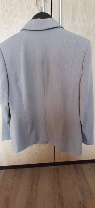 Бежово сако подходящо за пролета и есента олета
