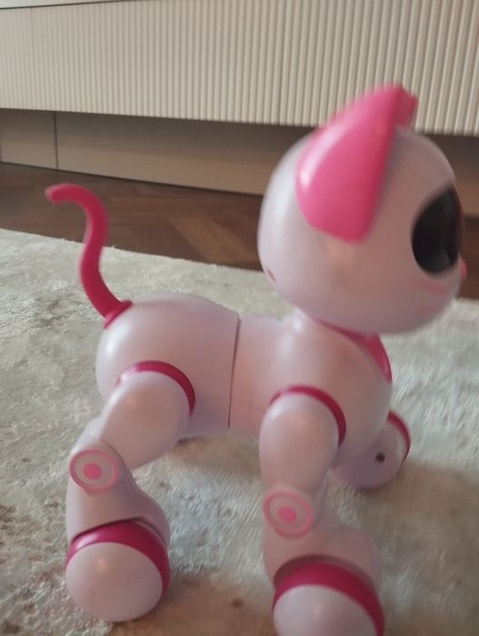 Робот кошка на пульте управления